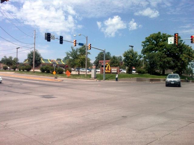 6th Avenue at University: Entry to River Bend